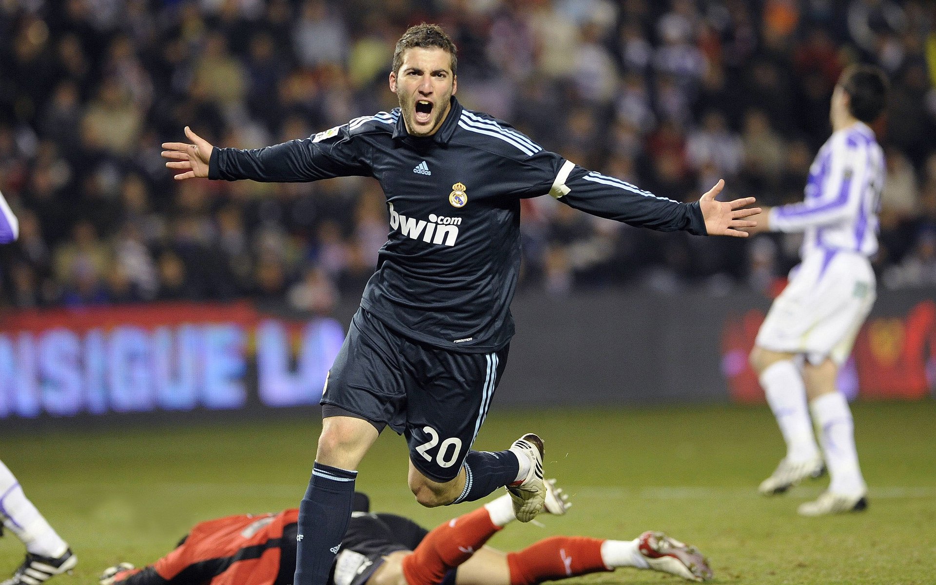 九游下载官网-巴尔：全黑队中场的“指挥塔”，组织进攻如行云流水